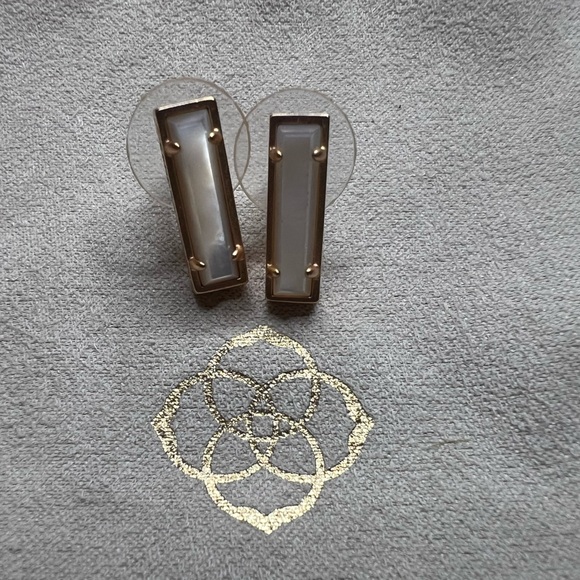 Kendra Scott Lady Earrings - Ivory Pearl/Rose Gold - Picture 4 of 6